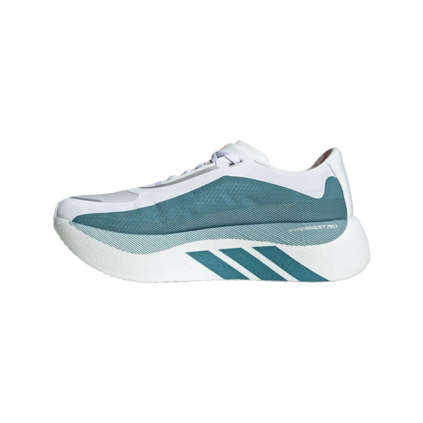 Adidas Hyperboost Edge herresko, i farvekombinationen Ftwwht/Petmet/Lucred, fremstår i et moderne design i hvid og blågrøn med en tyk hvid sål og markante blågrønne detaljer. Skoen er udviklet til behagelig løb på vej og har en åndbar overdel i mesh, der sikrer optimal luftgennemstrømning på hver eneste løbetur.
