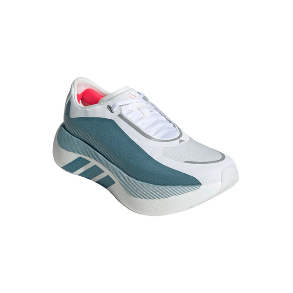 Vi præsenterer Adidas Hyperboost Edge, Herre i Ftwwht/Petmet/Lucred – en løbesko til mænd i en turkis og hvid farvekombination med en robust sål, hvide snørebånd og et strejf af rødt inde i hælen. Denne herreløbesko er designet til behagelig løb på vej og præsenteres på en ensfarvet hvid baggrund. Den leverer både høj ydeevne og et stilfuldt udseende.