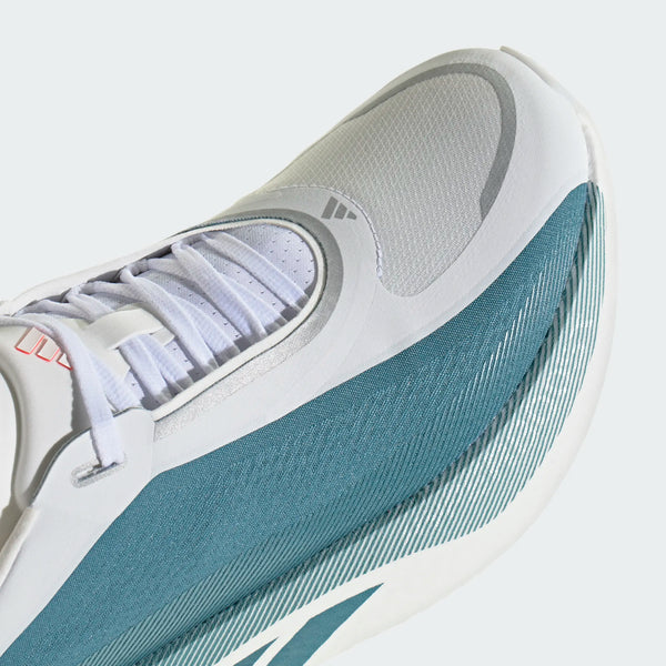 Nærbillede af Adidas Hyperboost Edge, Herre (Ftwwht/Petmet/Lucred), med hvid mesh-tåkappe, blågrønne sidepaneler, hvide syntetiske overlag, hvide snørebånd og en tyk hvid sål med strukturerede detaljer. Denne lette sko er designet til behagelig løb på vej og sportslige præstationer.