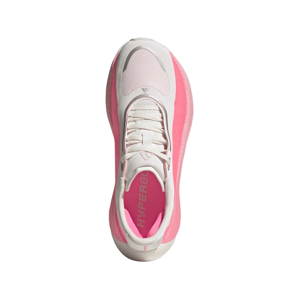 Set ovenfra ses Adidas Hyperboost Edge, Dame, i farvekombinationen Hyperw/Soltur/Soltur – en lyserød og hvid, komfortfokuseret løbesko til landevejsløb med snørebånd og en strømlinet silhuet. Indersålen er mærket med »HYPERBO«, hvilket afspejler den innovative stil i Adidas Hyperboost Edge-serien.