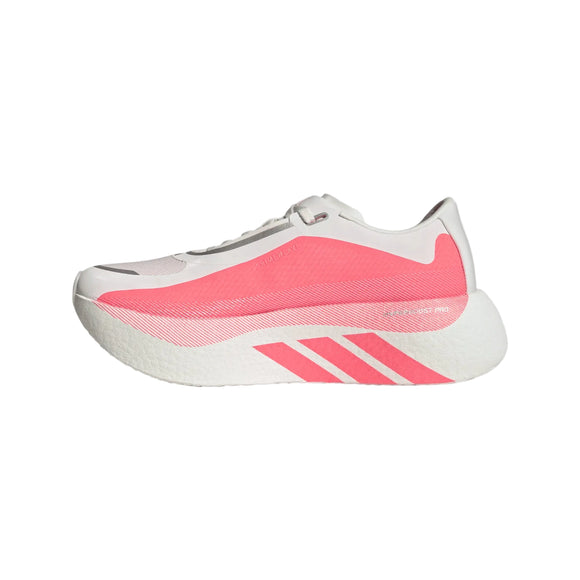 Et billede set fra siden af Adidas Hyperboost Edge, Dame, Hyperw/Soltur/Soltur-løbesko til landevej, vist i lyserødt og hvidt med de karakteristiske lyserøde Adidas-striber på sålen og en tyk hvid mellemsål, mod en ensfarvet hvid baggrund.