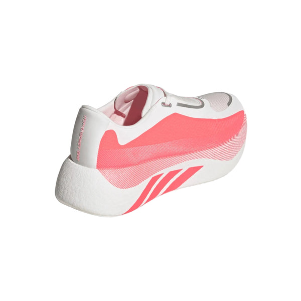 En hvid og lyserød sportssko til kvinder, Adidas Hyperboost Edge (Dame, Hyperw/Soltur/Soltur), er udstillet i en vinkel, der fremhæver den tykke hvide sål, de lyserøde sidestriber og et strømlinet design, der er optimeret til komfortfokuseret vejløb. Skoen har en lav krave og næsten usynlige snørebånd.