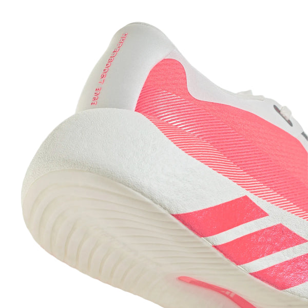 Nærbillede af hælen og siden på en hvid Adidas Hyperboost Edge-løbesko med lyserøde detaljer, tre hvide striber og en struktureret sål. Teksten »HYPERBOOST EDGE« ses på hælflappen, hvilket gør denne komfortfokuserede landevejssko perfekt til løbere, der søger både stil og ydeevne.