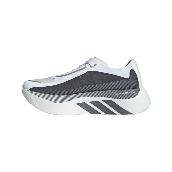 Et sidebillede af Adidas Hyperboost Edge Dame-løbeskoen i farvekombinationen Ftwwht/Auon/Soltur, med en sporty hvid sål, sort og grå overdel samt klare hvide detaljer. Tre karakteristiske grå diagonale striber løber tværs over mellemsålen og fremhæver det slanke og aerodynamiske design på denne komfortfokuserede løbesko til vejløb. Inspireret af ydeevne og stil kombinerer denne model på smukkeste vis banebrydende teknologi med moderne æstetik.