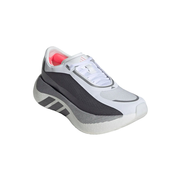 En hvid og sort Adidas Hyperboost Edge-løbesko til kvinder med en tyk sål, sorte sidepaneler, diskrete striber og en rød detalje ved hælen. Den komfortfokuserede løbesko til landevejsløb er let vinklet, så både siden og fronten kommer til syne – perfekt til atleter, der søger stil og ydeevne i hvert eneste skridt.