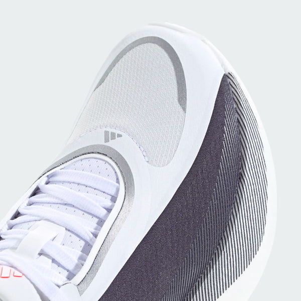 Nærbillede af tåområdet på Adidas Hyperboost Edge Dame i farvekombinationen Ftwwht/Auon/Soltur, der viser mesh-materiale, hvide snørebånd, grå og sølvfarvede detaljer samt en struktureret grå sål. Denne komfortfokuserede løbesko til landevejsløb fremstår ren og ubrugt.