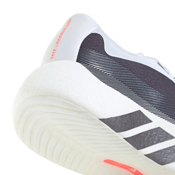 Nærbillede af hælen og sålen på et par hvide Adidas Hyperboost Edge, Dame-løbesko (Ftwwht/Auon/Soltur) med sorte og grå detaljer, en struktureret hvid sål og en lille rød tekst nær hælen, hvor der står »PREDATOR«, hvilket fremhæver både stil og komfort, der minder om det karakteristiske Hyperboost Edge-design.