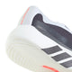 Nærbillede af hælen og sålen på et par hvide Adidas Hyperboost Edge, Dame-løbesko (Ftwwht/Auon/Soltur) med sorte og grå detaljer, en struktureret hvid sål og en lille rød tekst nær hælen, hvor der står »PREDATOR«, hvilket fremhæver både stil og komfort, der minder om det karakteristiske Hyperboost Edge-design.