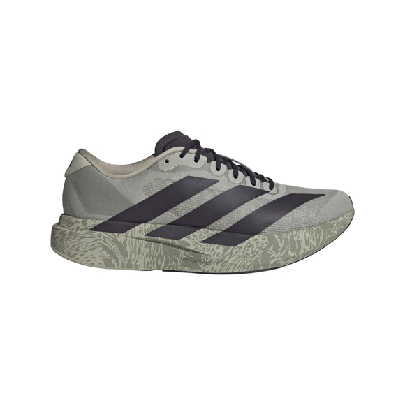 Adidas Adizero Evo SL, Herre, i farvekombinationen Sesame/Aurbla/Silpeb, er en sportslig løbesko med en overdel i neutrale farver, kontrastfarvede snørebånd og tre markante Adidas-striber på siden. Mellemsålen er udstyret med den responsiv LIGHTSTRIKE PRO-støddæmpning med et diskret struktureret mønster, der sikrer forbedret ydeevne. Skoen vises på en ensfarvet hvid baggrund.