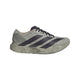 Adidas Adizero Evo SL, Herre, i farvekombinationen Sesame/Aurbla/Silpeb, er en sportslig løbesko med en overdel i neutrale farver, kontrastfarvede snørebånd og tre markante Adidas-striber på siden. Mellemsålen er udstyret med den responsiv LIGHTSTRIKE PRO-støddæmpning med et diskret struktureret mønster, der sikrer forbedret ydeevne. Skoen vises på en ensfarvet hvid baggrund.