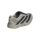 En Adidas Adizero Evo SL herresportssko i farvekombinationen Sesame/Aurbla/Silpeb er afbilledet set bagfra til venstre mod en hvid baggrund, hvor den fremhæver sin karakteristiske beige mønstrede sål, de sorte striber og den avancerede LIGHTSTRIKE PRO-støddæmpning, der sikrer en enestående løbeskooplevelse.