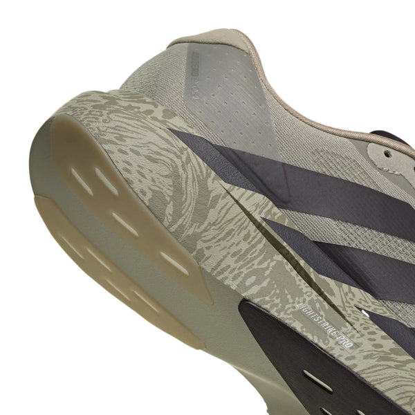 Nærbillede af hælen og sålen på Adidas Adizero Evo SL, Herre i farvekombinationen Sesame/Aurbla/Silpeb, der fremhæver et gråt og beige mønster med sorte striber og strukturerede detaljer på overdelen og mellemsålen, som fremhæves af LIGHTSTRIKE PRO-støddæmpning; en del af ydersålen er også synlig.