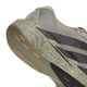 Nærbillede af hælen og sålen på Adidas Adizero Evo SL, Herre i farvekombinationen Sesame/Aurbla/Silpeb, der fremhæver et gråt og beige mønster med sorte striber og strukturerede detaljer på overdelen og mellemsålen, som fremhæves af LIGHTSTRIKE PRO-støddæmpning; en del af ydersålen er også synlig.