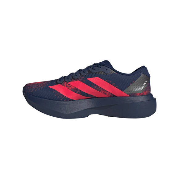 Adidas Adizero Evo SL Woven løbesko herre i Dkblue/Lucred/Mutprp har avanceret LIGHTSTRIKEPRO-støddæmpning, knaldrøde striber, sorte snørebånd og Adizero-branding nær hælen, der vises på en hvid baggrund.