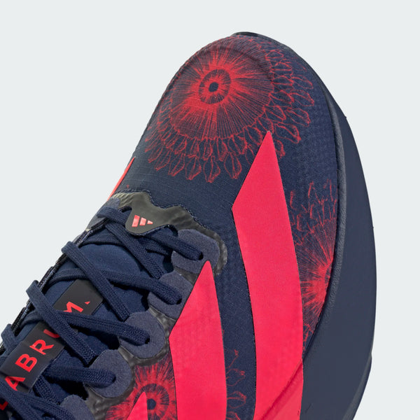Et nærbillede af overdelen på Adidas Adizero Evo SL Woven løbesko herre i dkblue/lucred/mutprp med blå snørebånd, røde geometriske mønstre, en ABRAM-fane nær snørebåndene og avanceret LIGHTSTRIKEPRO-støddæmpning.