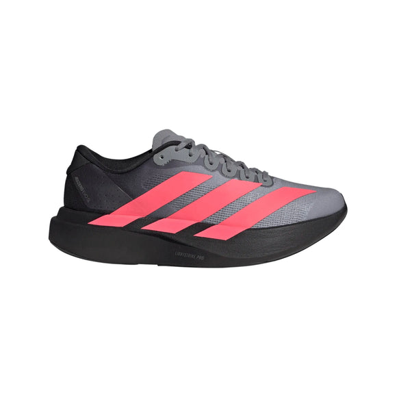 Adidas Adizero Evo SL Dame-løbeskoen i farvekombinationen Cblack/Soltur/Ltonix har en sort sål og lysegule striber langs siden samt responsiv LIGHTSTRIKE PRO-skumstøddæmpning. Skoen er afbildet i profil set mod højre på en ensfarvet hvid baggrund.