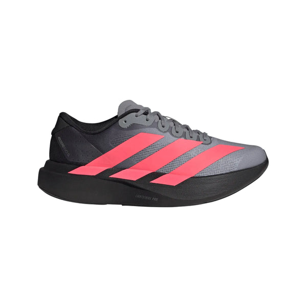 Adidas Adizero Evo SL Dame-løbeskoen i farvekombinationen Cblack/Soltur/Ltonix har en sort sål og lysegule striber langs siden samt responsiv LIGHTSTRIKE PRO-skumstøddæmpning. Skoen er afbildet i profil set mod højre på en ensfarvet hvid baggrund.