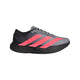Adidas Adizero Evo SL Dame-løbeskoen i farvekombinationen Cblack/Soltur/Ltonix har en sort sål og lysegule striber langs siden samt responsiv LIGHTSTRIKE PRO-skumstøddæmpning. Skoen er afbildet i profil set mod højre på en ensfarvet hvid baggrund.
