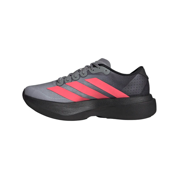 En Adidas Adizero Evo SL løbesko til kvinder i farvekombinationen Cblack/Soltur/Ltonix, med grå overdel, sorte såler, sorte snørebånd og tre lyserøde striber på siden. Den lave sko har et perforeret hælområde og er udstyret med responsivt LIGHTSTRIKE PRO-skum, der sikrer enestående komfort. Baggrunden er ensfarvet hvid.