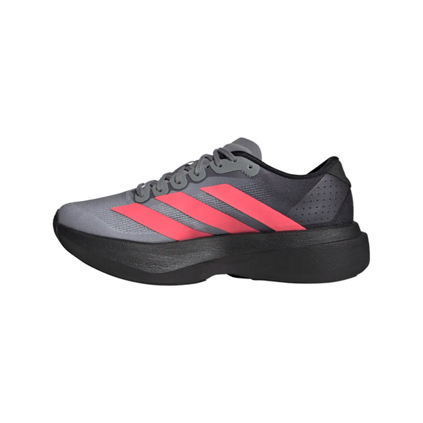 En Adidas Adizero Evo SL løbesko til kvinder i farvekombinationen Cblack/Soltur/Ltonix, med grå overdel, sorte såler, sorte snørebånd og tre lyserøde striber på siden. Den lave sko har et perforeret hælområde og er udstyret med responsivt LIGHTSTRIKE PRO-skum, der sikrer enestående komfort. Baggrunden er ensfarvet hvid.