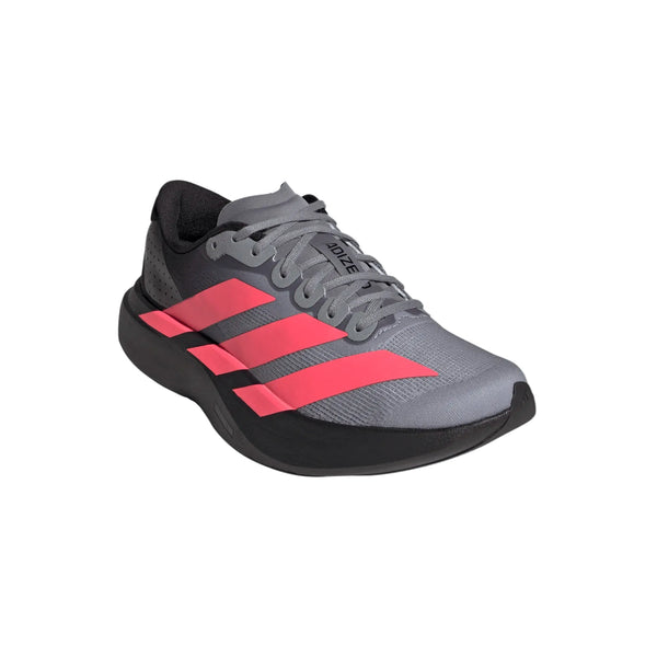 Et par Adidas Adizero Evo SL Dame-løbesko i farvekombinationen Cblack/Soltur/Ltonix, med en grå overdel, sort sål og lyserøde sidestriber, fremstillet af det responsivt LIGHTSTRIKE PRO-skum og set fra venstre foran i en vinkel mod en hvid baggrund.