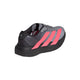 Et par Cblack/Soltur/Ltonix Adizero Evo SL-løbesko til kvinder fra Adidas, set fra venstre bagside, med tre lyserøde striber, sort sål og sort hæl. Adidas-logoet er synligt på hælen, og skoen har responsivt LIGHTSTRIKE PRO-skum, der giver ekstra komfort.