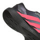 Nærbillede af hælen og sålen på den sorte Adidas Adizero Evo SL Dame-løbesko i farvekombinationen Cblack/Soltur/Ltonix. Skoen har lyserøde striber, en struktureret gummisål og en perforeret overdel, der sikrer bedre åndbarhed. Den innovative LIGHTSTRIKE PRO-skum er placeret på siden, hvilket understreger skoens lette komfort og fokus på ydeevne.