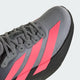 Nærbillede af Adidas Adizero Evo SL Dame-løbeskoen i farvekombinationen Cblack/Soltur/Ltonix, med lyserøde diagonale striber, grå snørebånd og en tyk sort sål. Denne løbesko er fremstillet af åndbart, letvægtsmateriale med »ADIZERO« på tungen og er udstyret med responsivt LIGHTSTRIKE PRO-skum, der sikrer optimal komfort og hastighed på hver eneste løbetur.