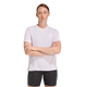 En kvinde med kort brunt hår iført Adidas Adi365 Running Tee, Dame, Icelav og sorte shorts står med armene over kors på en almindelig hvid baggrund.