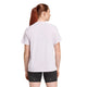 En kvinde med langt, rødligt hår i hestehale står med ryggen til kameraet iført Adidas Adi365 Running Tee, Dame, Icelav og sorte shorts på en almindelig hvid baggrund.