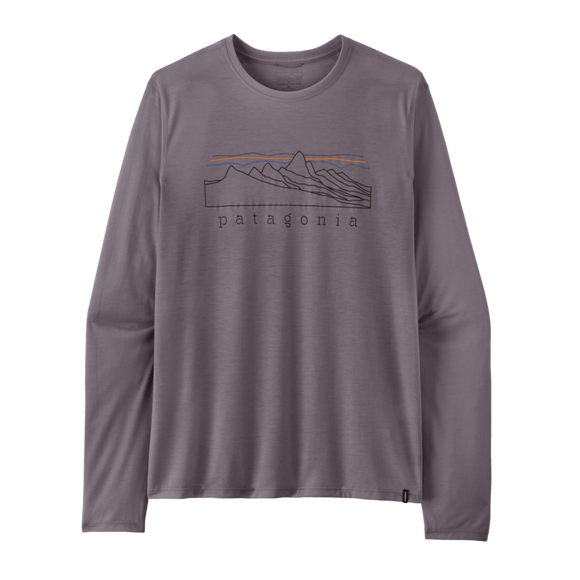 Patagonia L/S Cap Cool Trail Shirt – Stratapeaks til mænd i farven May Grey har lange ærmer og er prydet med et enkelt grafisk motiv af bjergtoppe med orange linjer ovenover samt ordet »patagonia« skrevet med små bogstaver under motivet. Denne åndbare løbetrøje er fremstillet af genanvendt polyester og byder på bæredygtig komfort – perfekt til aktive dage.