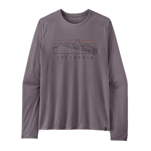 Patagonia L/S Cap Cool Trail Shirt – Stratapeaks til mænd i farven May Grey har lange ærmer og er prydet med et enkelt grafisk motiv af bjergtoppe med orange linjer ovenover samt ordet »patagonia« skrevet med små bogstaver under motivet. Denne åndbare løbetrøje er fremstillet af genanvendt polyester og byder på bæredygtig komfort – perfekt til aktive dage.