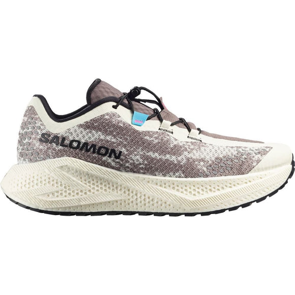 Salomon Aero Glide 4 Grvl, Herre i Vanilla Ice/Black/Iron har en struktureret overdel, sort ydersål og snørebånd, tyk mønstret mellemsål for komfort og Salomon-logo på siden. Ideel til løb på grus og asfalt.