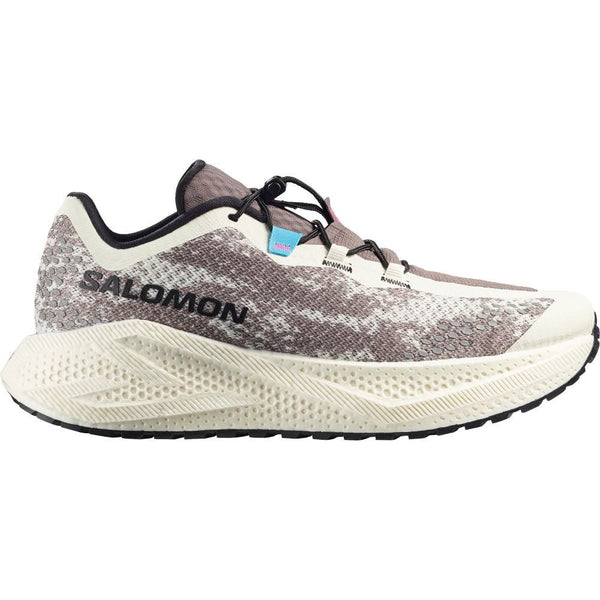 Salomon Aero Glide 4 Grvl, Herre i Vanilla Ice/Black/Iron har en struktureret overdel, sort ydersål og snørebånd, tyk mønstret mellemsål for komfort og Salomon-logo på siden. Ideel til løb på grus og asfalt.