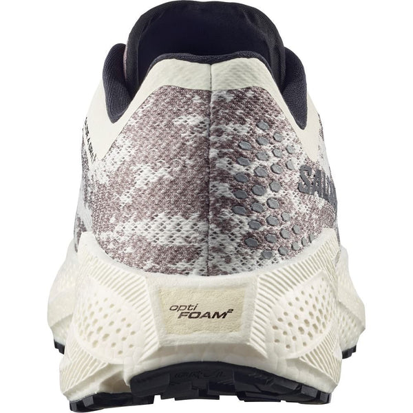 Et kig bagud på Salomon Aero Glide 4 Grvl, Herre i Vanilla Ice/Black/Iron viser en struktureret sål, overdel i mesh, opti FOAM-label for komfort, plus en sort inderside og subtil SALM-tekst for detaljer i denne præstationssko.
