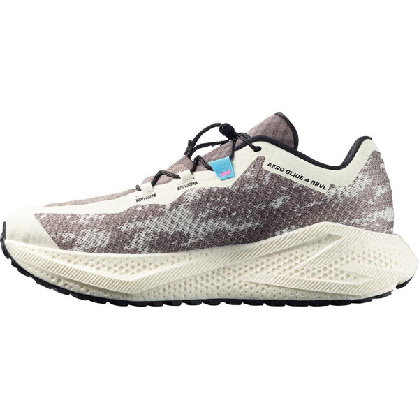 Et sidebillede af Salomon Aero Glide 4 Grvl, Herre (Vanilla Ice/Black/Iron), der viser den beige og brune strikoverdel, sorte snørebånd, tykke cremefarvede sål og den subtile tekst på siden. Designet til maksimal komfort på grus.