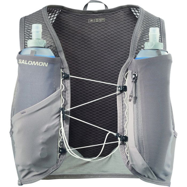 Salomon Gravel Skin 4 Set drikkevest (unisex, Iron/Silver Cloud) til Gravel Running har SensiFit-teknologi, mesh-stof, to forlommer med bløde flasker, en sidelomme med lynlås og justerbare elastiksnore hen over brystet.