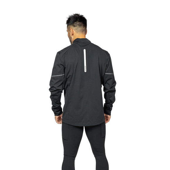 En person set bagfra er iført Liiteguards Hydro-Tech Running Jacket, Herre, Black og sorte bukser. Jakken har en lodret refleksstribe øverst på ryggen og mindre refleksdetaljer på ærmerne mod en hvid baggrund.