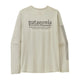 Beige langærmet løbetrøje fra Patagonia, L/S Cap Cool Daily Shirt - Hut Tripper, Herre, Dyno White, fremstillet i genanvendt polyester med “patagonia” og “equipment” trykt på brystet samt sorte parallelle linjer på venstre ærme. Denne trøje fra Patagonia vises på en helt hvid baggrund.