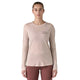 En person står og kigger fremad iført Patagonia W's L/S Cap Cool Merino Blend Graphic Shirt, Dame, Fitz Roy Strata/Shroom Taupe og lilla leggings på en almindelig hvid baggrund.