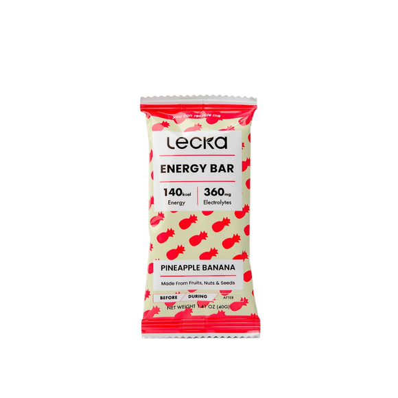 Lecka Energy Bar Pineapple/Banana kommer i en rød og beige indpakning med frugtbilleder, fremhæver 140 kcal energi, 360 mg elektrolytter og er lavet af frugt, nødder og frø.