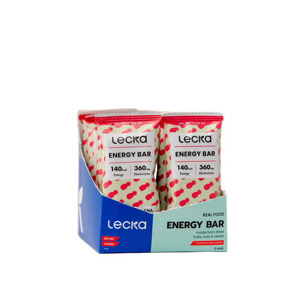 En æske Lecka Energy Bar, Pineapple/Banana, mærket "Energy Bar" og "Real Food", viser næringsoplysninger: 140 kcal energi og 360 mg elektrolytter - en perfekt søndagssnack.