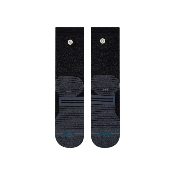 Et par Stance Light Wool Crew, Herre, Black strømper med mørkegrå striber og fodmønstre er vist fladt og side om side på en hvid baggrund - ideelt til løb.