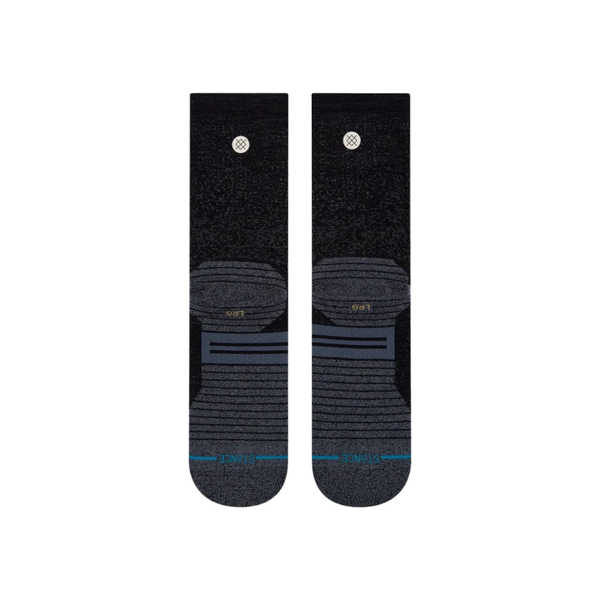 Et par Stance Light Wool Crew, Herre, Black strømper med mørkegrå striber og fodmønstre er vist fladt og side om side på en hvid baggrund - ideelt til løb.