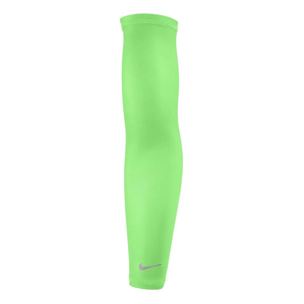 Et enkelt par Nike Lightweight Sleeves 2.0, unisex og grønne, vises på en ensfarvet hvid baggrund. De har UV-beskyttelse og et lille sølvfarvet Nike Swoosh-logo tæt på håndleddet.