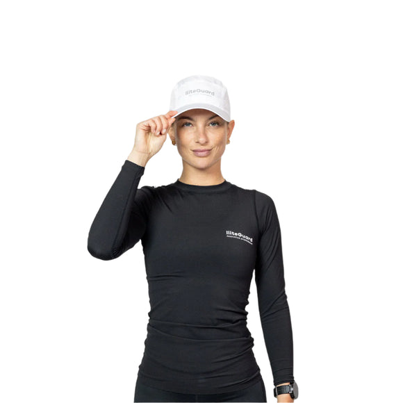 En person i en sort langærmet skjorte med "liteGuard" trykt på og en hvid Liiteguard Running Cap, Unisex, står på en hvid baggrund og holder randen af den ultralette kasket med højre hånd.