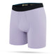 Et par Stance Lilac Wholester boxershorts til mænd i lyslilla med sort linning og Stance-logo i guld på hvid baggrund.