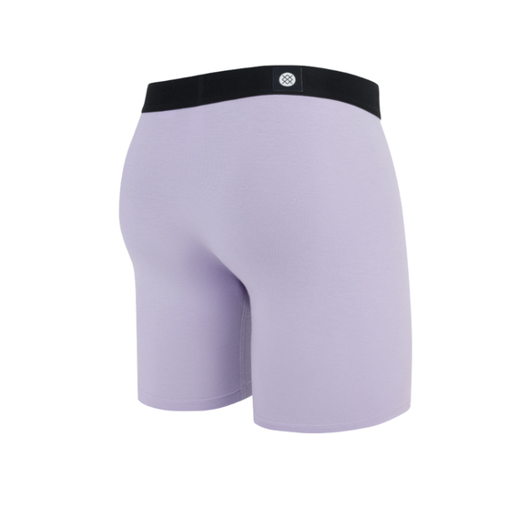 Bagside af Stance Lilac Wholester herre boxershorts med sort linning, ideel til træning, vist mod en hvid baggrund.