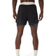 En person ses bagfra iført ASICS Limited Series Metarun 4In 2-N-1 Shorts til mænd i Performance Black/Cream, med en let linning og mønstrede kompressionsshorts indenunder, med hvide sokker mod en almindelig hvid baggrund.