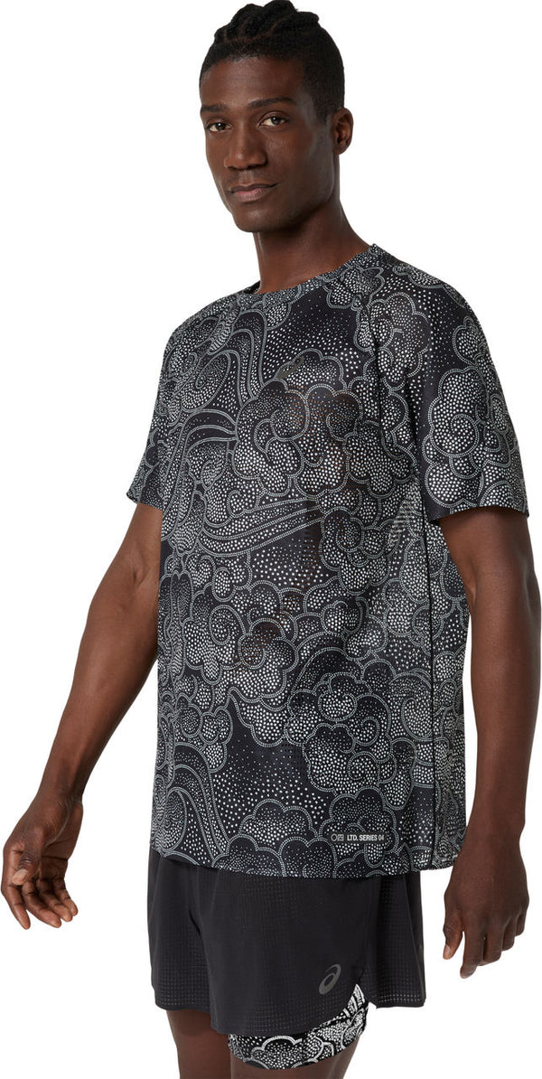 En mand bærer Asics Limited Series Metarun SS Top, Herre, Performance Black med sorte atletiske shorts. Han står med ansigtet fremad og kigger til siden - ideelt til løbetræning med ACTIBREEZE-teknologi.